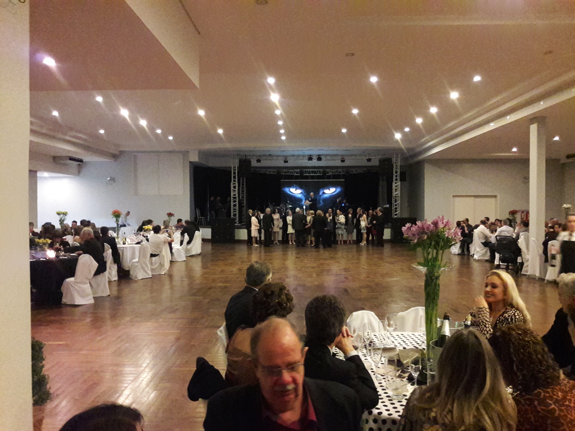 Salão de gala — coroação no palco principal