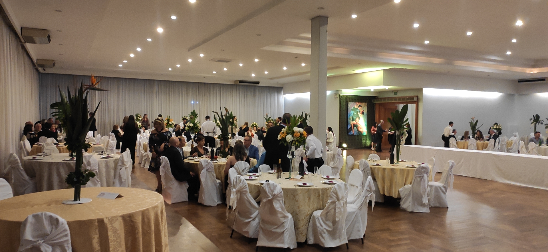 Decoração floral e ambiente em tons dourados