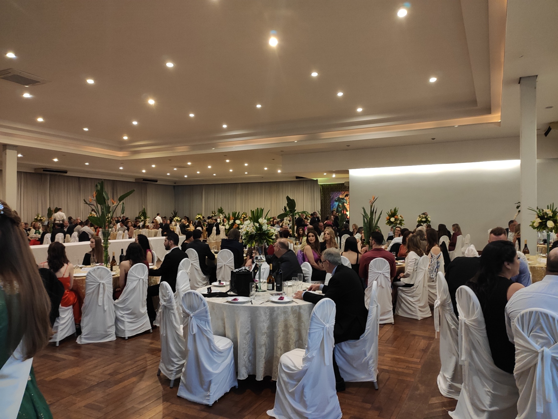 Salão lotado durante o jantar de gala
